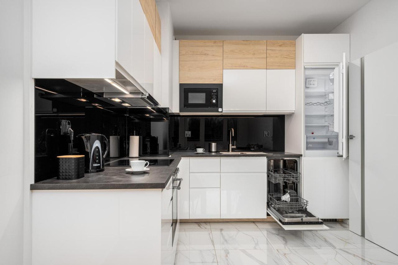 Your Apartments 1 Sierpnia Street Warsaw Exterior photo